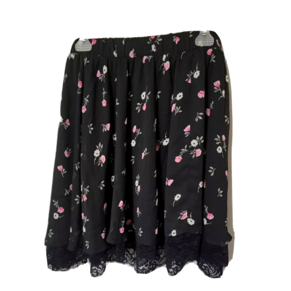 Torrid Size 1  skirt with black Lace trim slip floral print